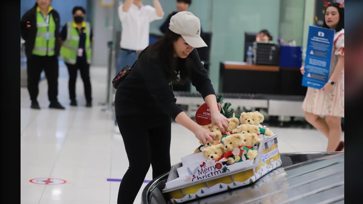 旅客驚喜在行李輸送帶上拿泰迪熊。(圖/翻攝自 FB@Suvarnabhumi Airport)