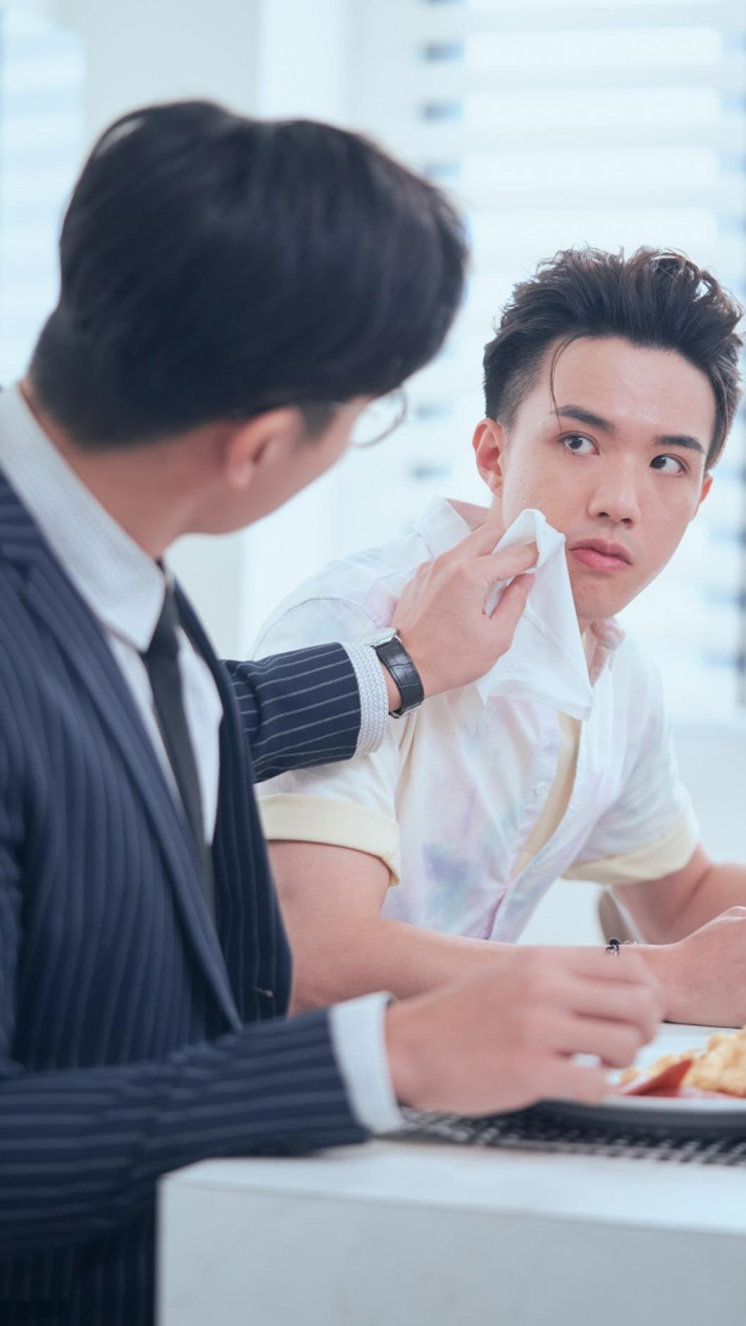 林家佑(左)替林詠傑擦嘴,令林詠傑心跳加速。(圖/大鴻藝術BIG ART提供)
