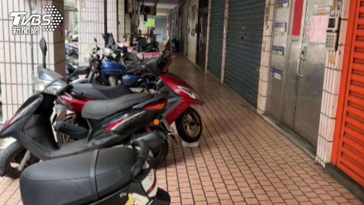 該社區騎樓一整排機車遭到有心人檢舉。(圖/TVBS)