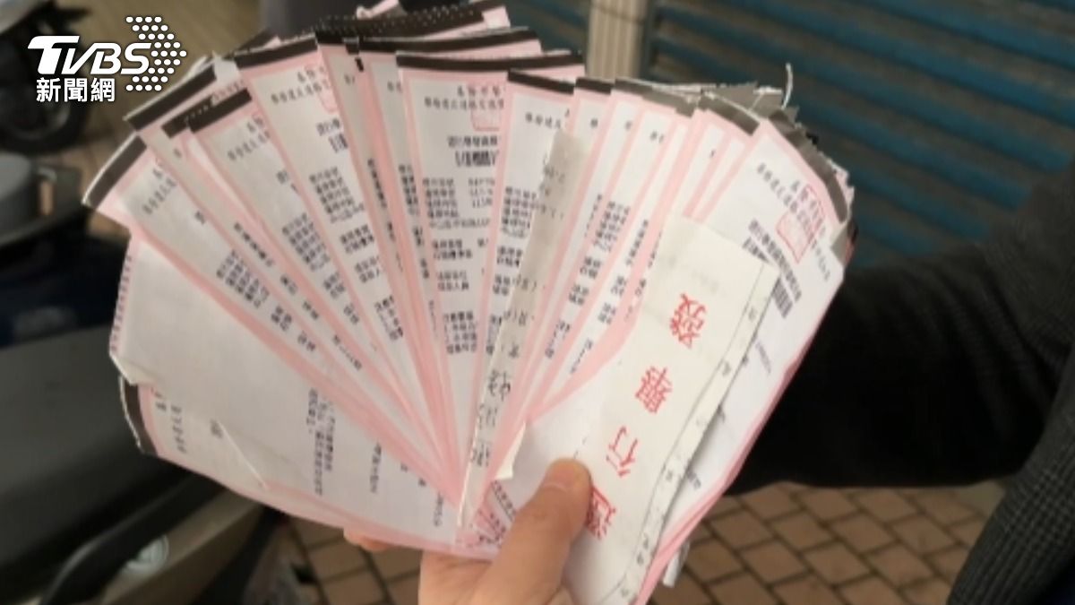市議員曬出住戶遭開紅單多達兩百張。(圖/TVBS)