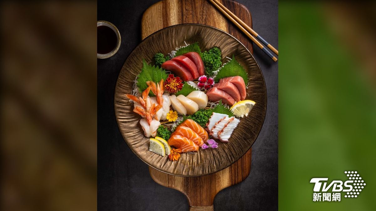 生魚片拼盤食用順序有眉角！專家揭訣竅：從味道較淡的開始。（示意圖／shutterstock 達志影像）
