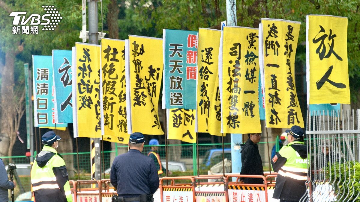 小草聚集北檢喊放人　插旗挺阿北：今日柯文哲，明日任何人