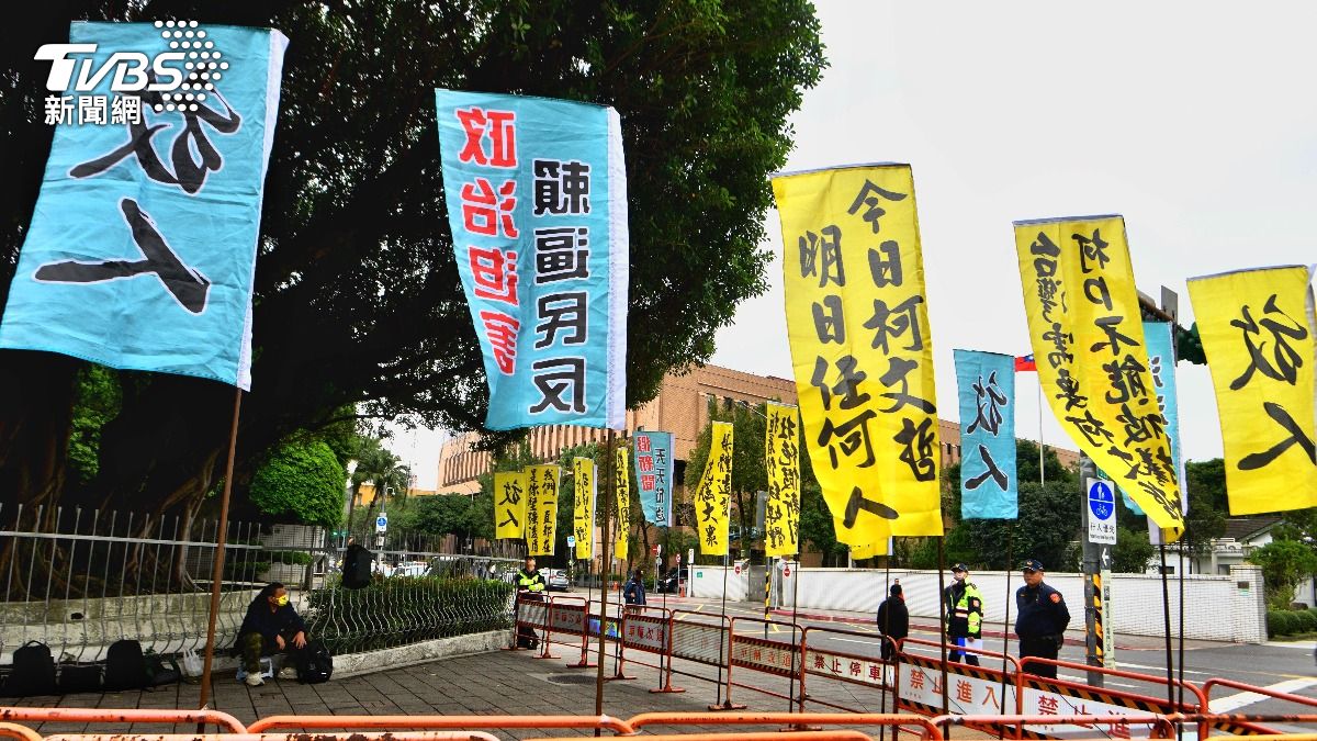小草們聚集北檢外，力挺柯文哲。（圖／胡瑞麒攝）