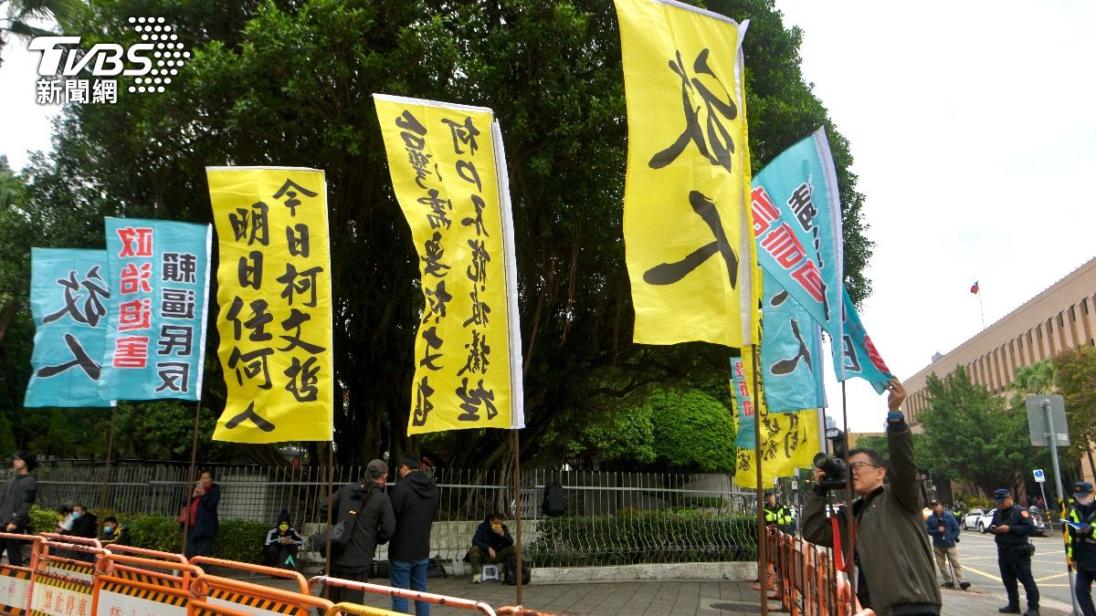 小草們聚集北檢外，力挺柯文哲。（圖／TVBS）