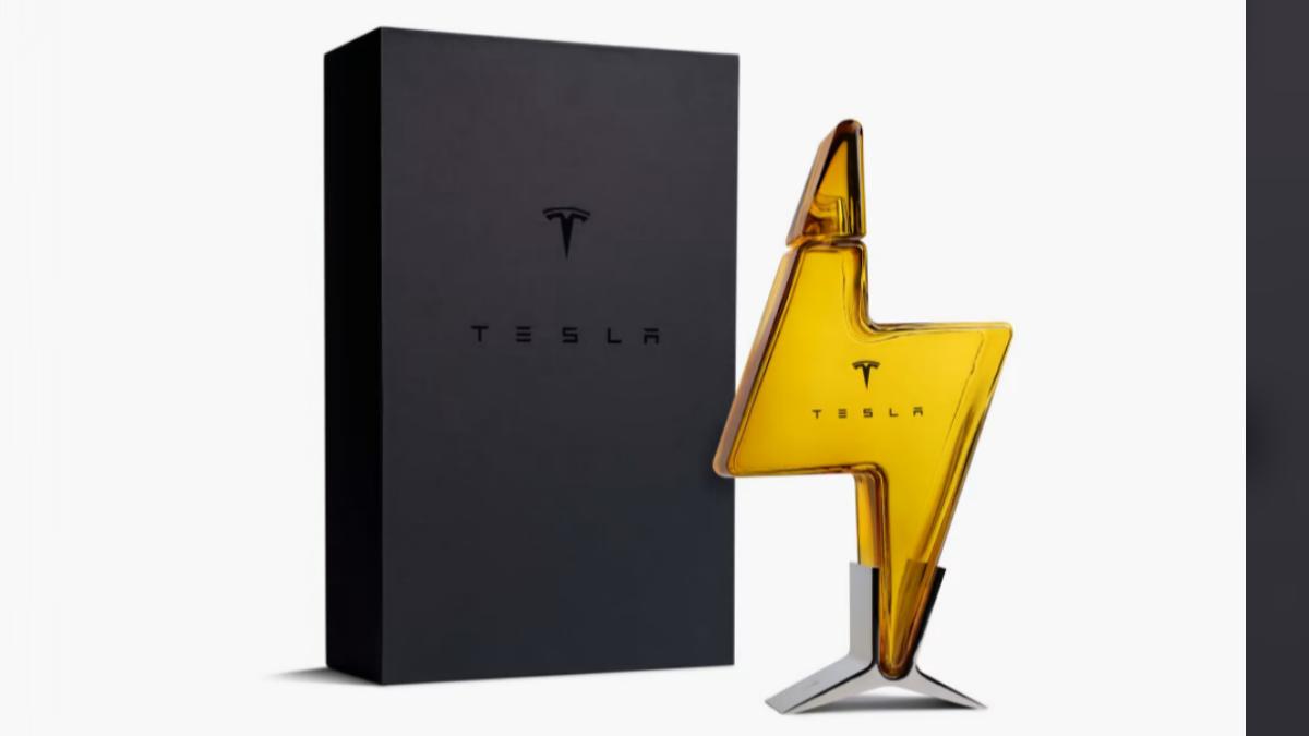 閃電造型龍舌蘭「Tesla Tequila」酒瓶。（圖／翻攝自特斯拉官網）