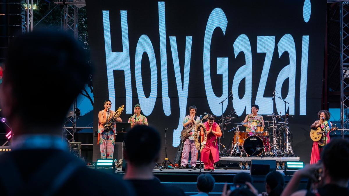 同根生今年7月受邀至巴黎文化奧運演出,更教現場觀眾講「Holy Gazai(好咧加在)」。(圖/笙根蘭陽提供)