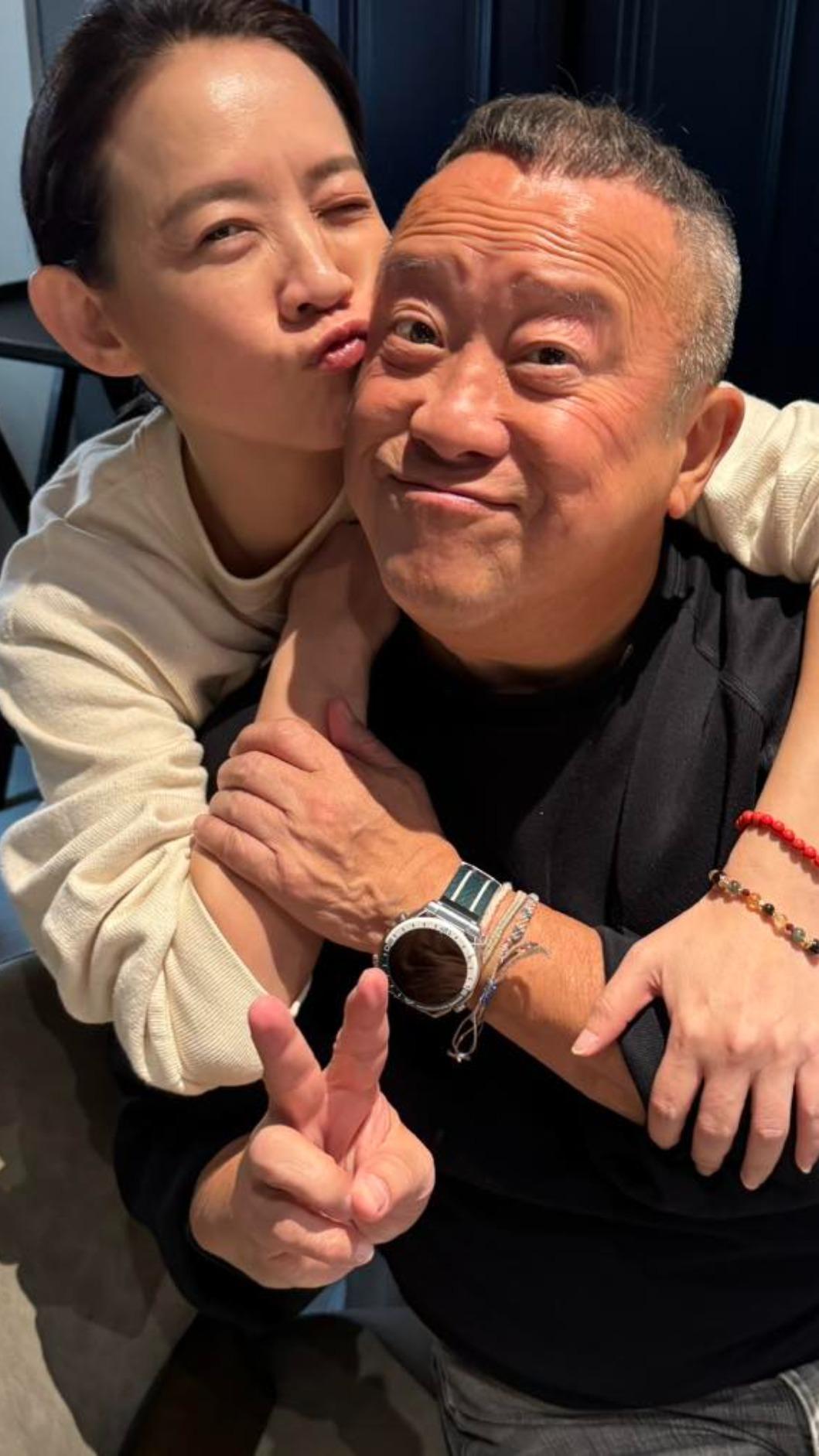 曾寶儀與曾志偉合照。(圖/翻攝曾寶儀臉書)