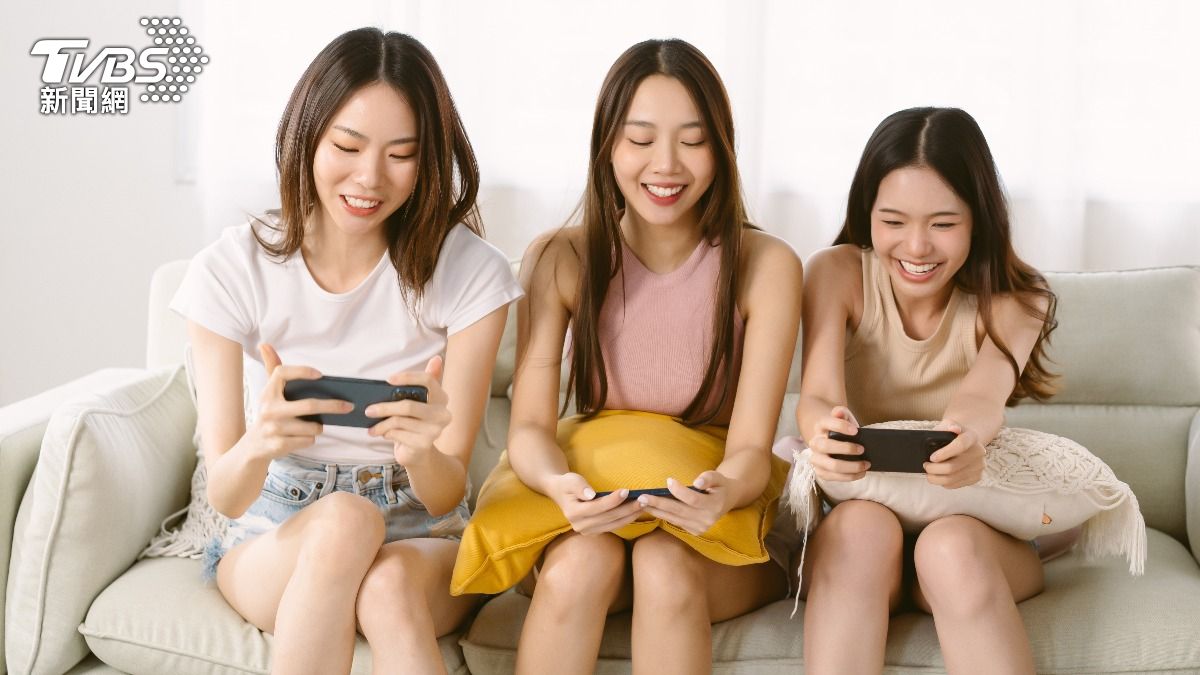 過年長時間窩在家追劇，經常久坐不起。（示意圖／shutterstock達志影像）