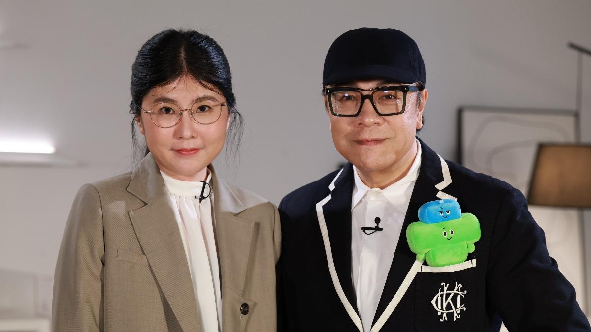 吳曉樂(左)與蔡康永合照。(圖/公視提供)