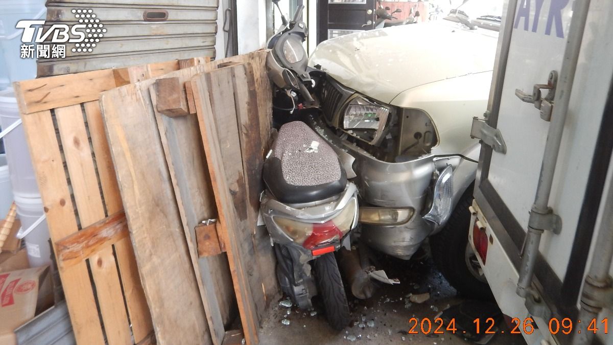 有片/台中阿北恐怖倒車 暴衝毀自家再撞鄰居