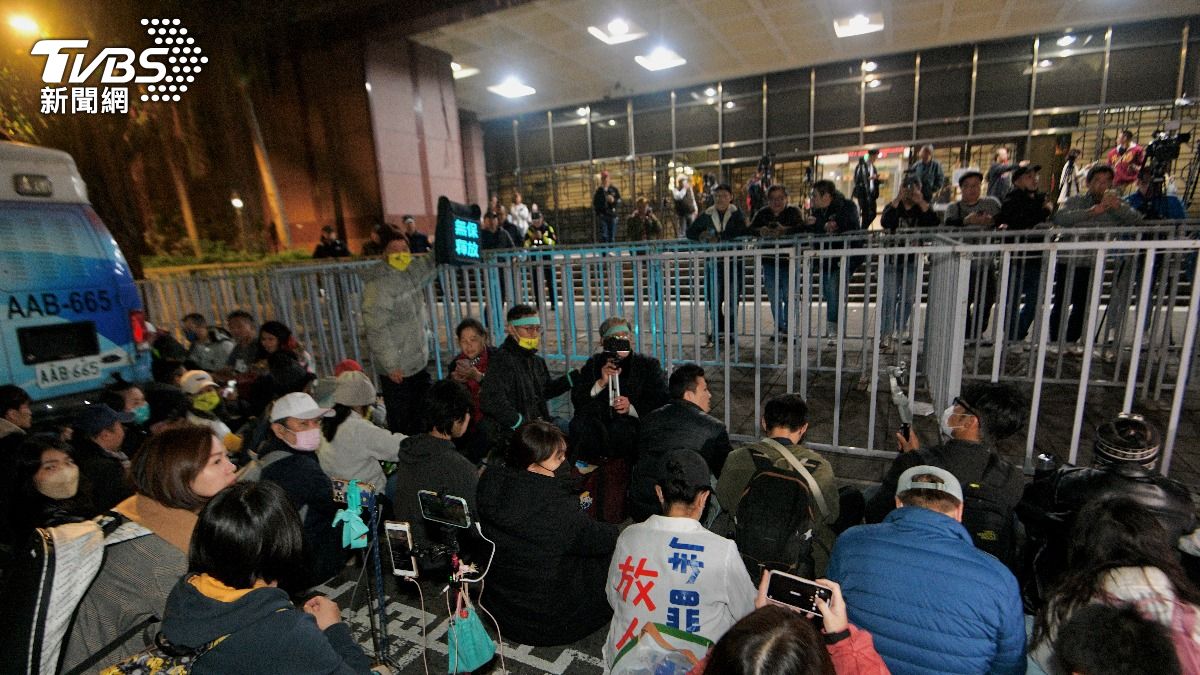 傍晚6時許,台北地院陸續聚集柯文哲支持者。(圖/胡瑞麒攝)