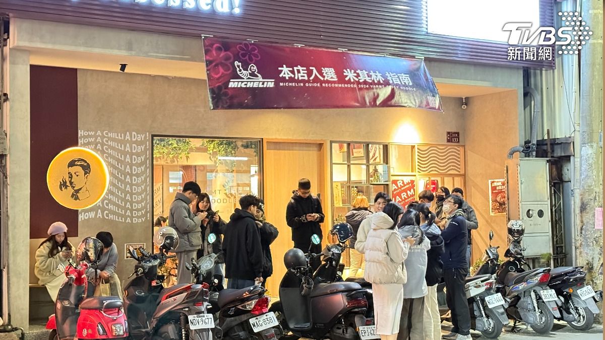 登米其林指南的中式料理餐廳「發愣吃」，平日夜晚排隊用餐的人潮（圖/「發愣吃」）