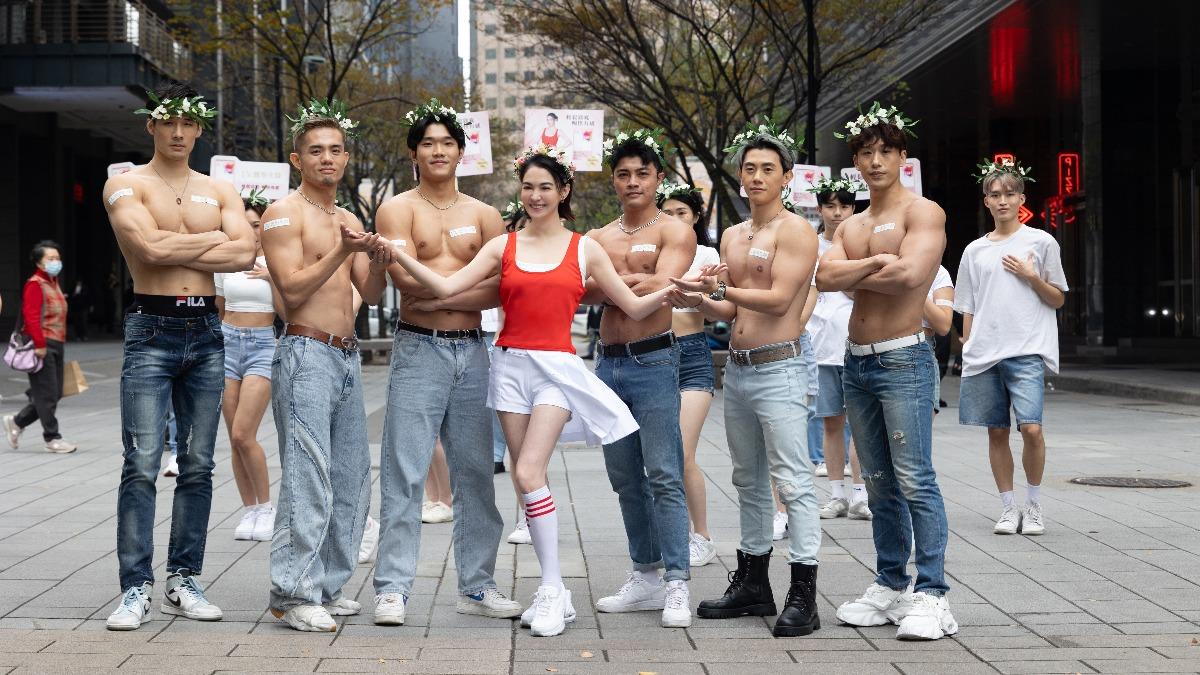 張榕容寒風街頭大解放！「一群裸身猛男」圍繞　笑喊：他們讓我分心