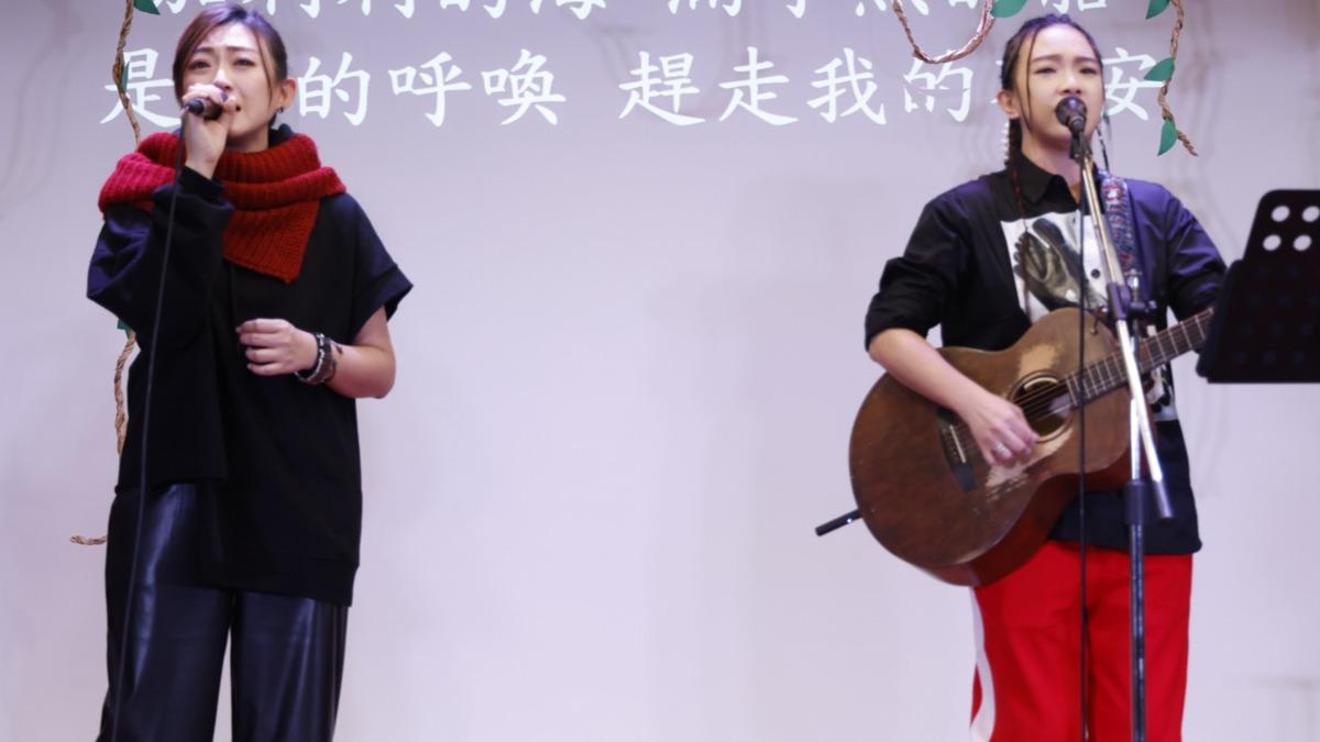 張芸京(右)曾和妹妹斷絕往來長達3年,如今關係重修舊好。(圖/哈利路亞家教會提供)
