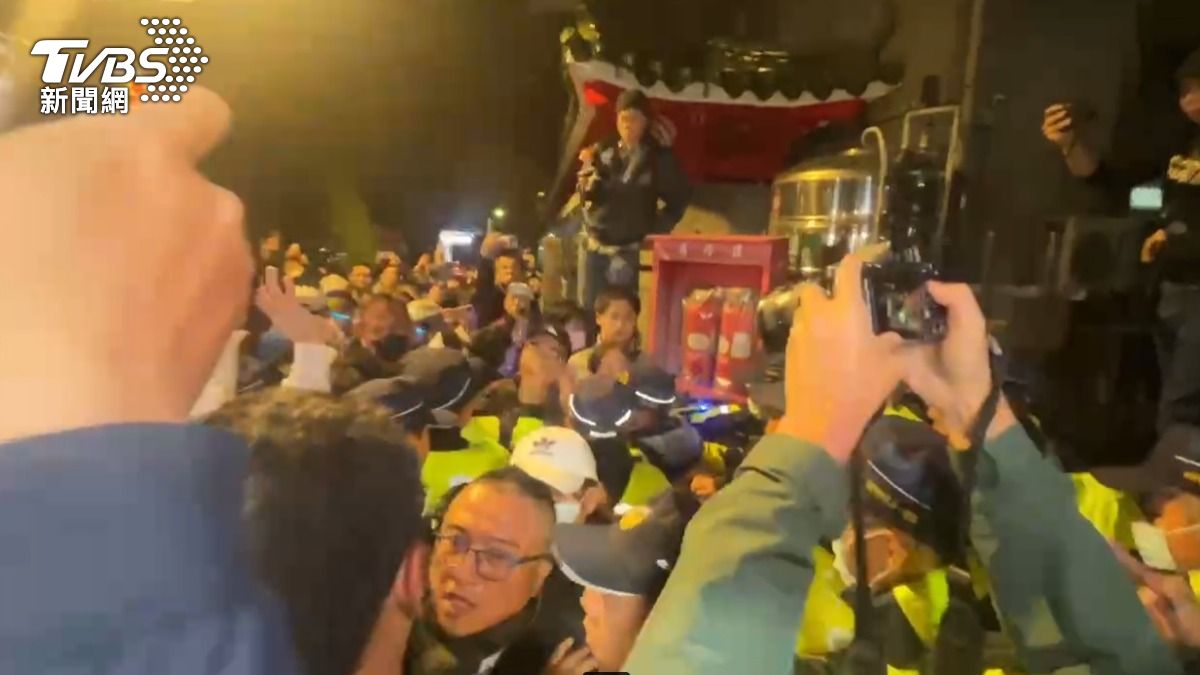 民眾黨秘書長周榆修抵北院,民眾情緒激動又爆發推擠衝突。(圖/TVBS)