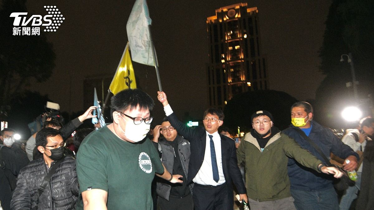 傍晚6時許,黃國昌及民眾黨支持者在聚集北院外。(圖/胡瑞麒攝)