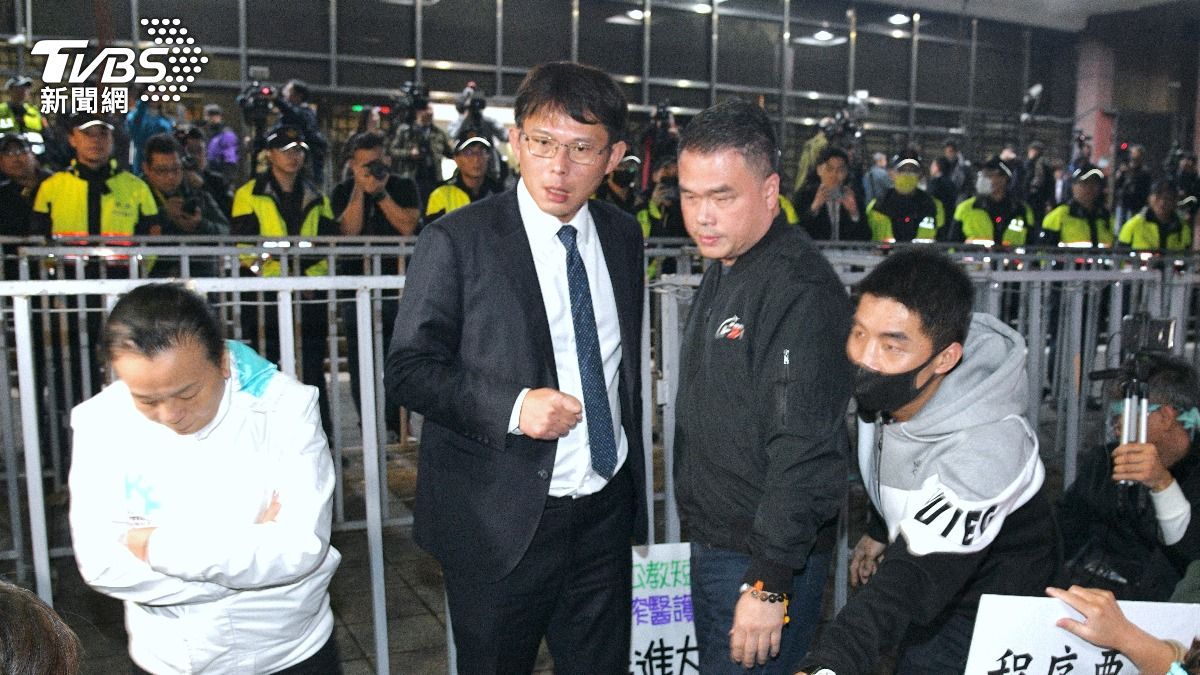 黃國昌嗆：「賴清德是不是搞戒嚴」，並到封鎖線前呼籲民眾，要旁聽進入陳抗區域。（圖／胡瑞麒攝）