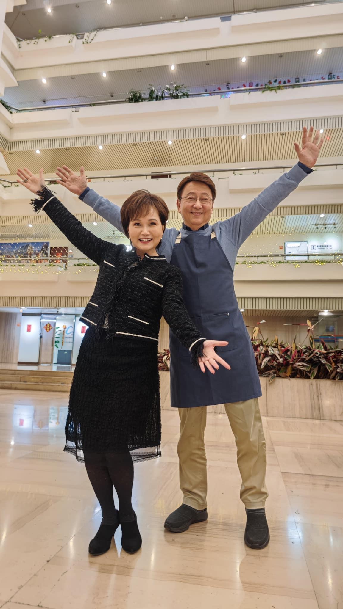 前主播沈春華貼出兩人在中視大樓內合照。（圖／臉書沈春華 Live Show）
