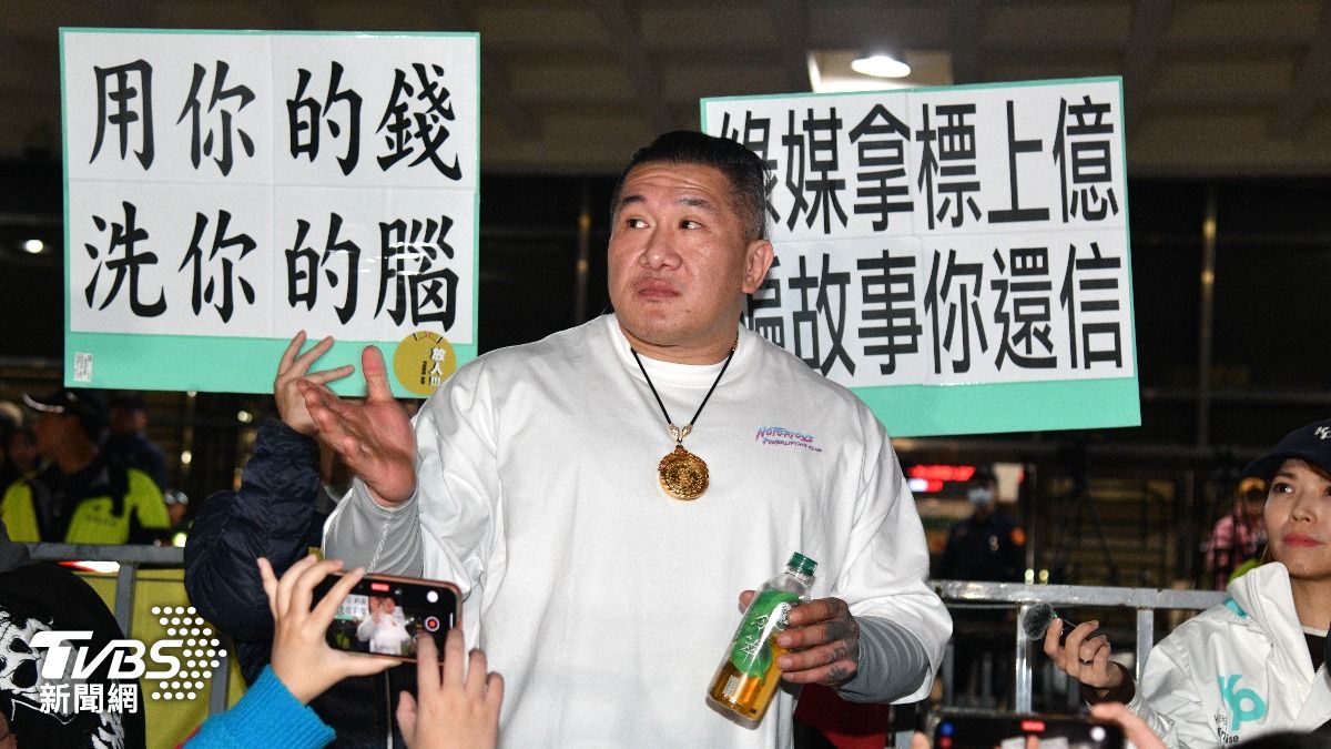 陳之漢（館長）在台北地原前開始演說。（圖／胡瑞麒攝）