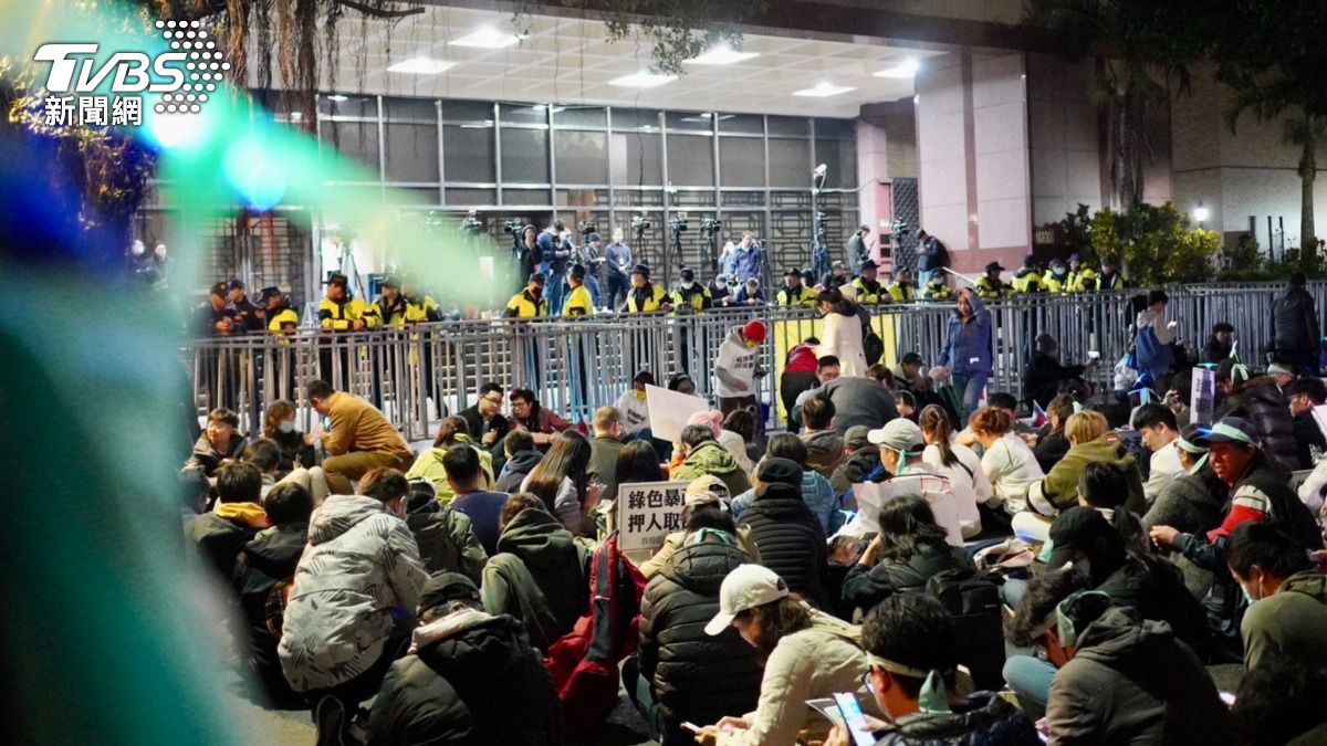 台北地院外聚集柯文哲支持者。(圖/區國強攝)
