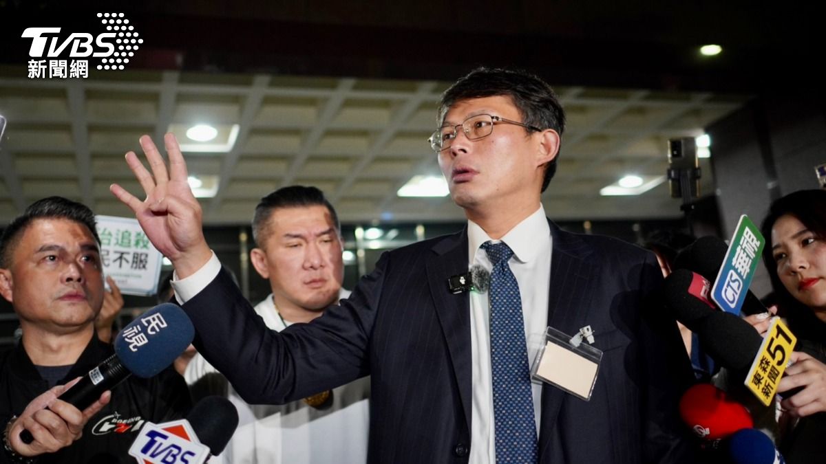 黃國昌等人在法院外集結。（圖／區國強攝）
