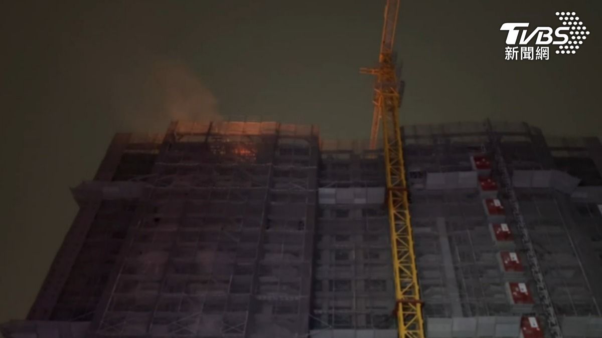 高雄仁武建案工地火燒 消防「徒步爬」13樓急灌救
