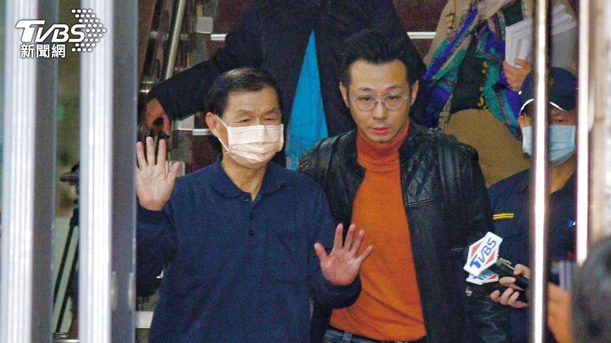 快訊/京華城案彭振聲交保揮手離去 李文宗第二位交保不發一語離開
