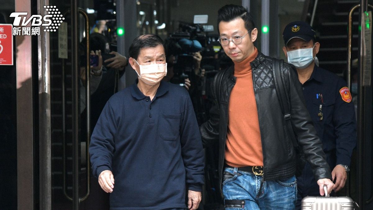 前台北市副市長彭振聲交保後離開,旁邊是委任律師李岳洋。(圖/胡瑞麒攝)