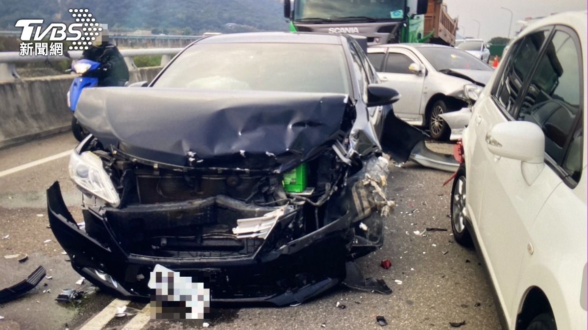 台中大甲連環車禍塞爆!砂石車剎不住釀禍 兩4歲男童瘀血