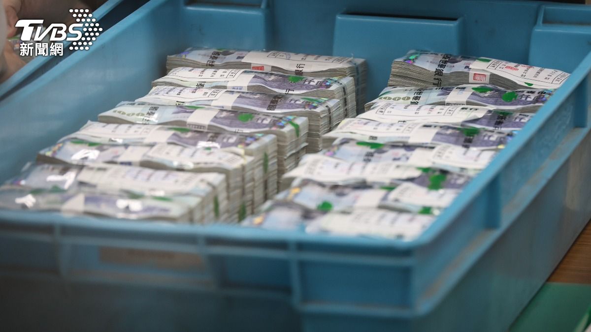 黃國昌妻子送來3000萬辦保。（圖／潘建樺攝）