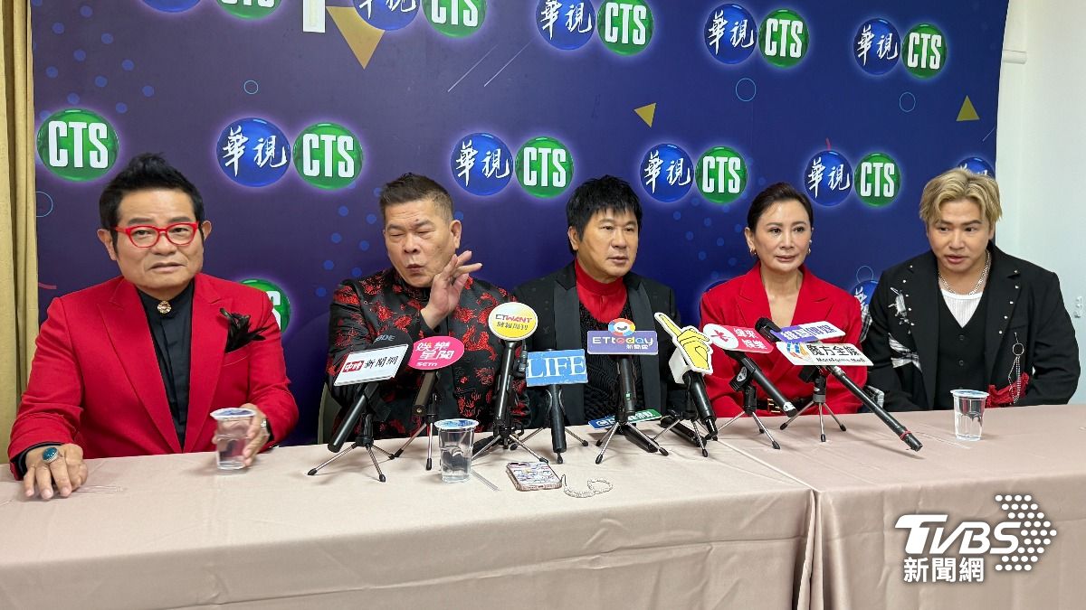 許效舜(左起)、澎恰恰、胡瓜、陳亞蘭、歐漢聲出席記者會。(圖/黃盈容攝)