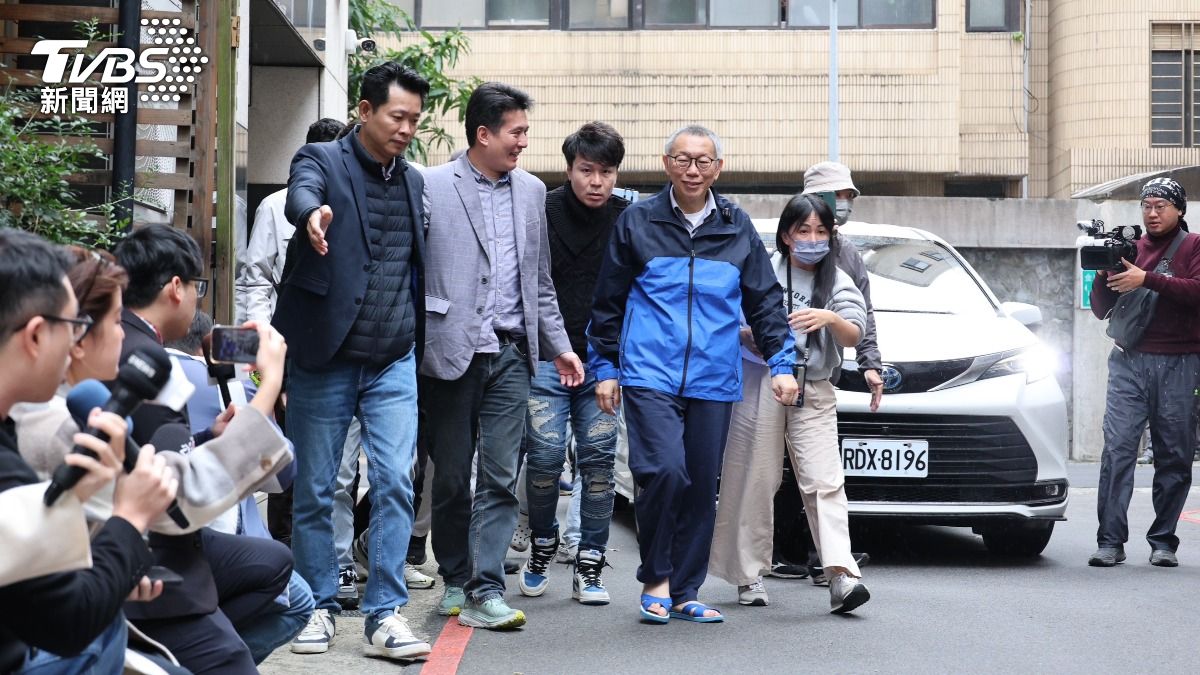 民眾黨主席柯文哲返回住家。（圖／潘建樺攝）