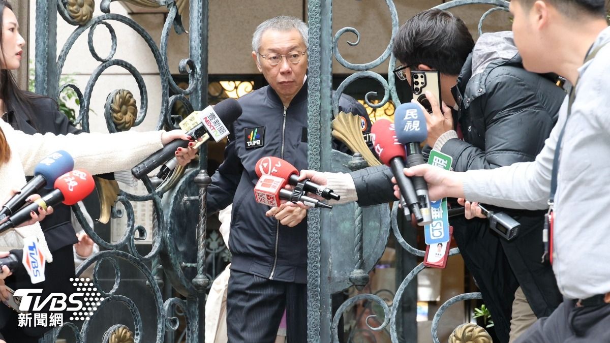 柯文哲已抵達新竹台大分院探視父親。（圖／潘建樺 攝）