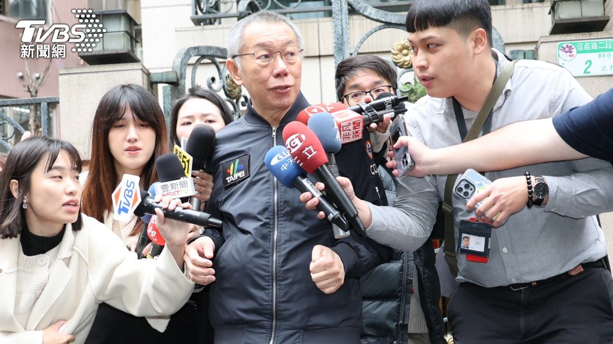 柯文哲交保後發表談話感謝支持者。(圖/潘建樺 攝)