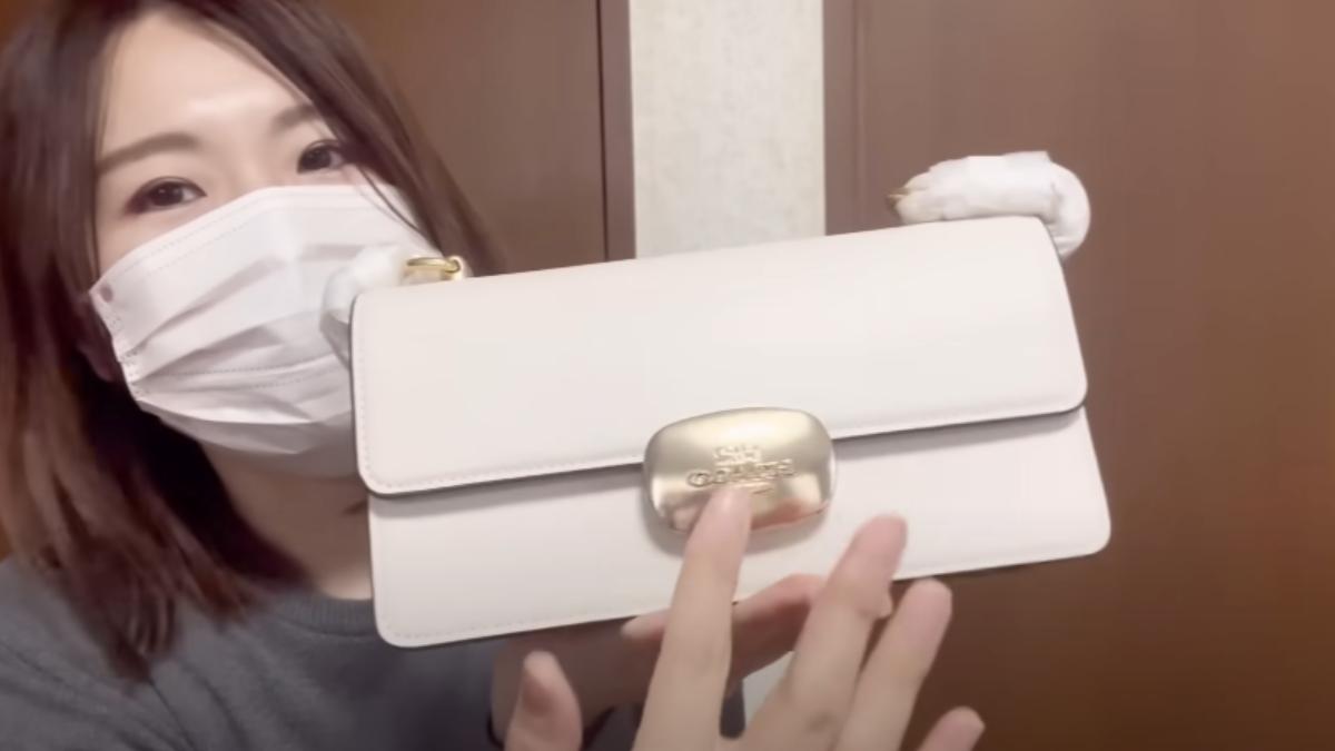ぶくろ第二個拿出的白色肩背包。(圖/翻攝自ぶくろちゃんねる YouTube)