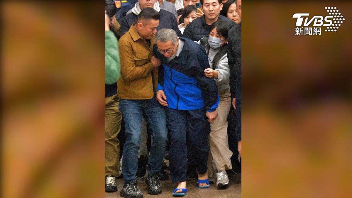 柯文哲下午13時許終於步出法院,雖面露微笑,但步伐緩慢,似乎身體虛弱,還一度腳軟差點跌倒。(圖/潘建樺攝)