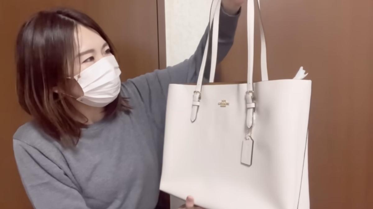 體積最大的白色托特包。(圖/翻攝自ぶくろちゃんねる YouTube)