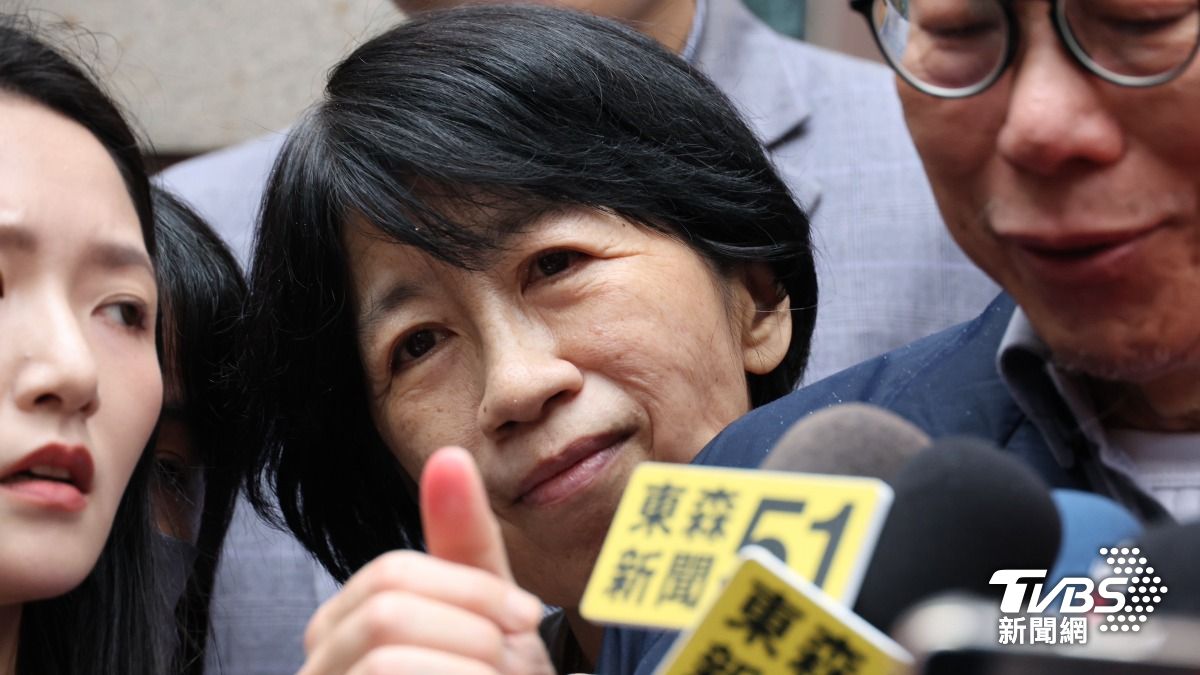 柯文哲妻子陳佩琪在身旁緊緊環抱柯文哲手臂,並像隻小貓咪一樣在柯文哲肩上磨蹭。(圖/潘建樺攝)