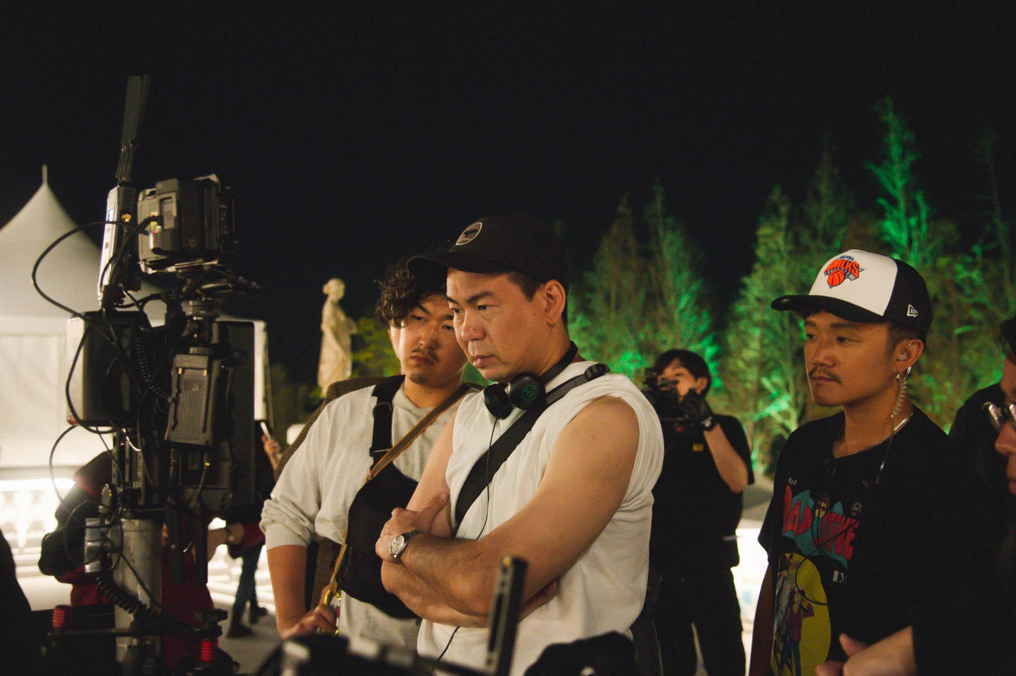 導演片山慎三(中)先前曾為《雨中的慾情》造訪嘉義拍攝。(圖/光年映畫提供)