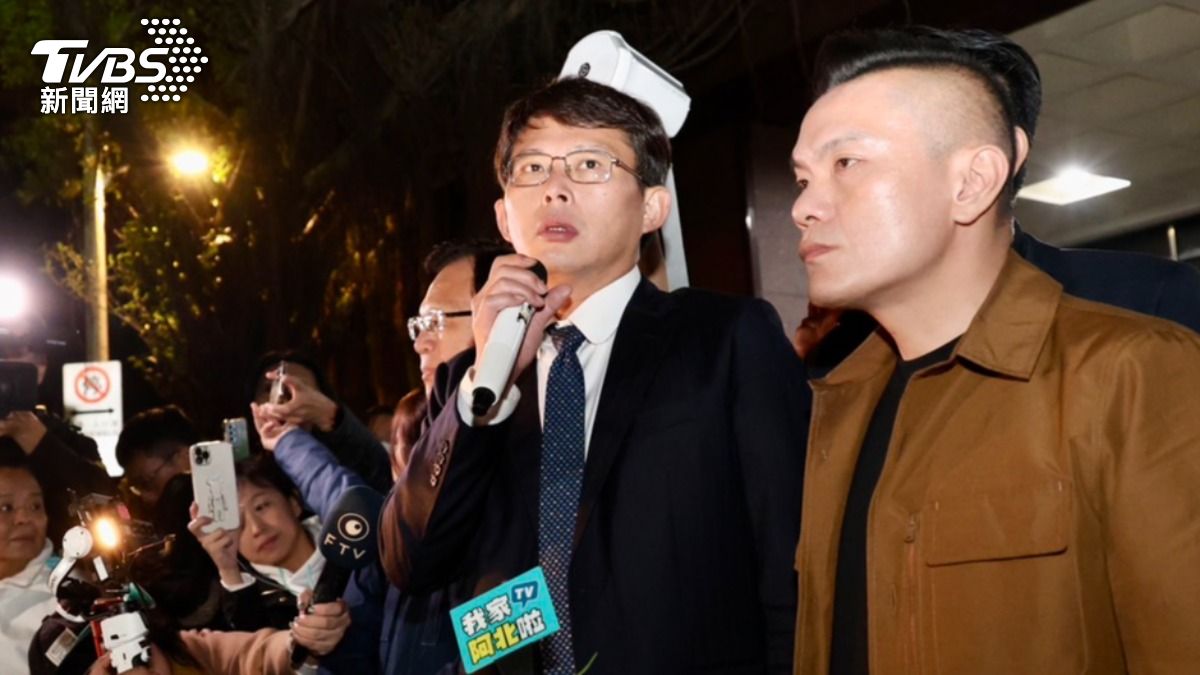 台北地院裁定柯文哲交保,黃國昌向支持者演說。(圖/區國強攝)