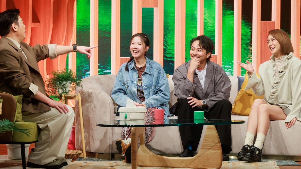 方志友(左二)、楊銘威(右二)上曾國城(左)跟大霈的節目。(圖/民視提供)