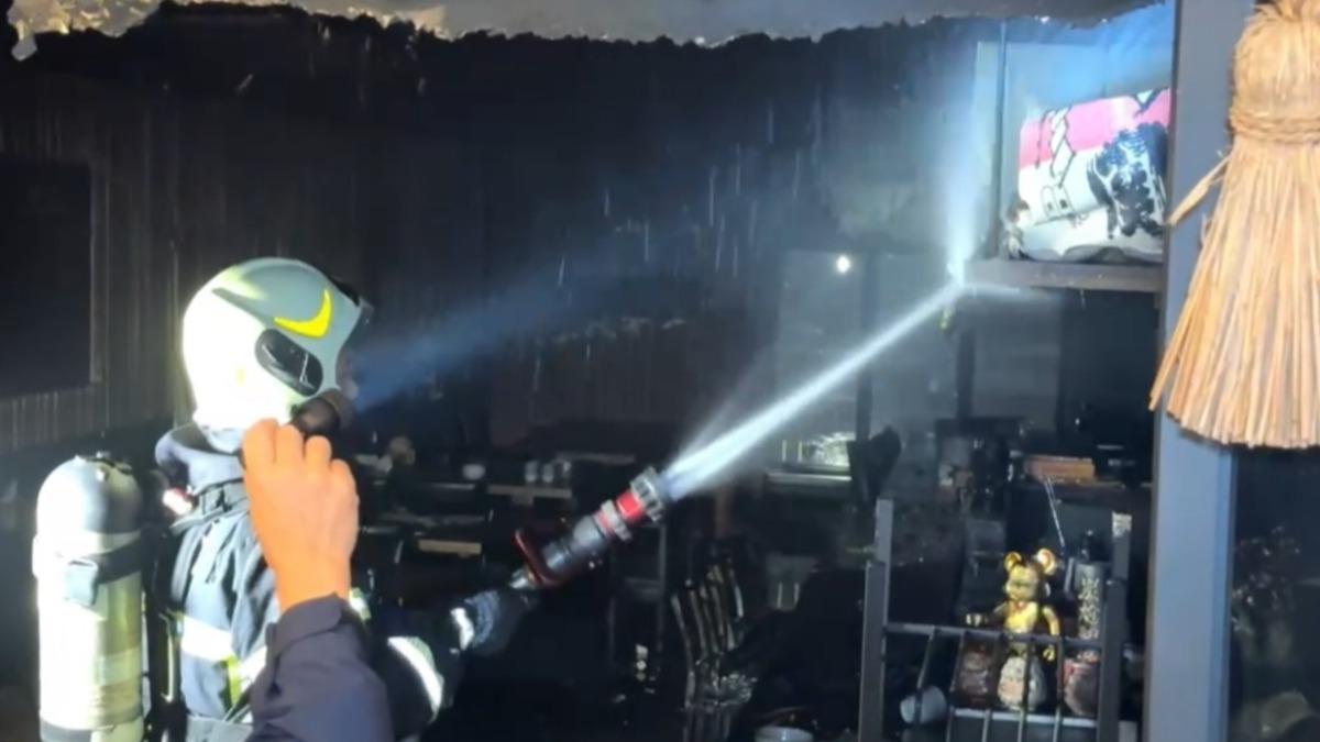 高雄市楠梓區一間打烊居酒屋凌晨發生火警。（圖／TVBS）
