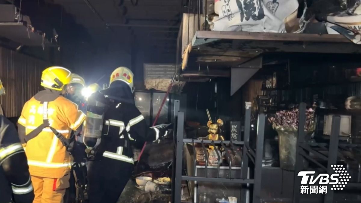 高雄市楠梓區一間打烊居酒屋凌晨發生火警。（圖／TVBS）