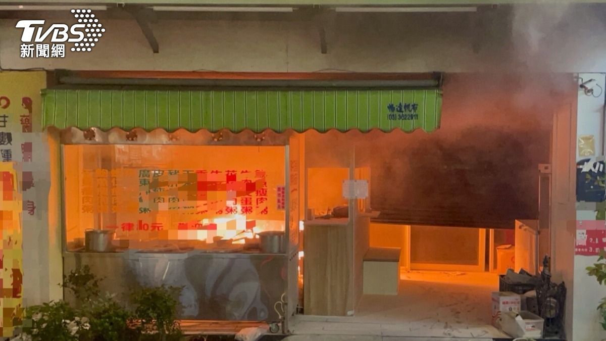 桃園餐館「瓦斯氣爆」起火 4瓦斯鋼瓶燃燒濃煙竄天際