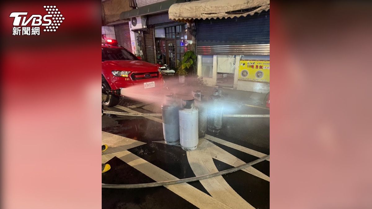 餐館一樓四支瓦斯鋼瓶起火燃燒。(圖/TVBS)