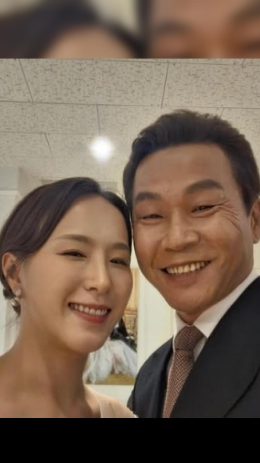 柳誠炫21日結婚,開心和妻子合影。(圖/取自IG)