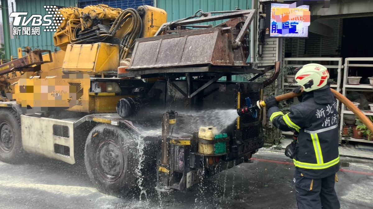 快訊/新店拖吊車車頭突起火 駕駛急下車持滅火器搶救