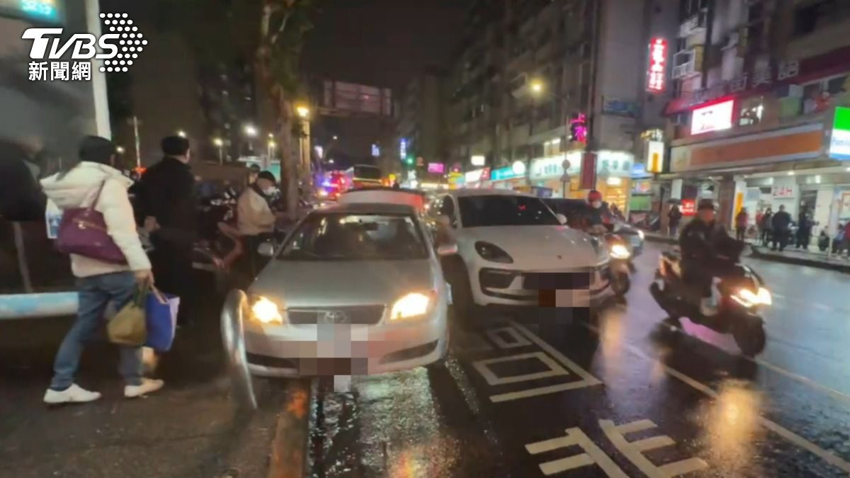 轎車失控暴衝公車亭!波及百萬保時捷 這一根救了民眾一條命