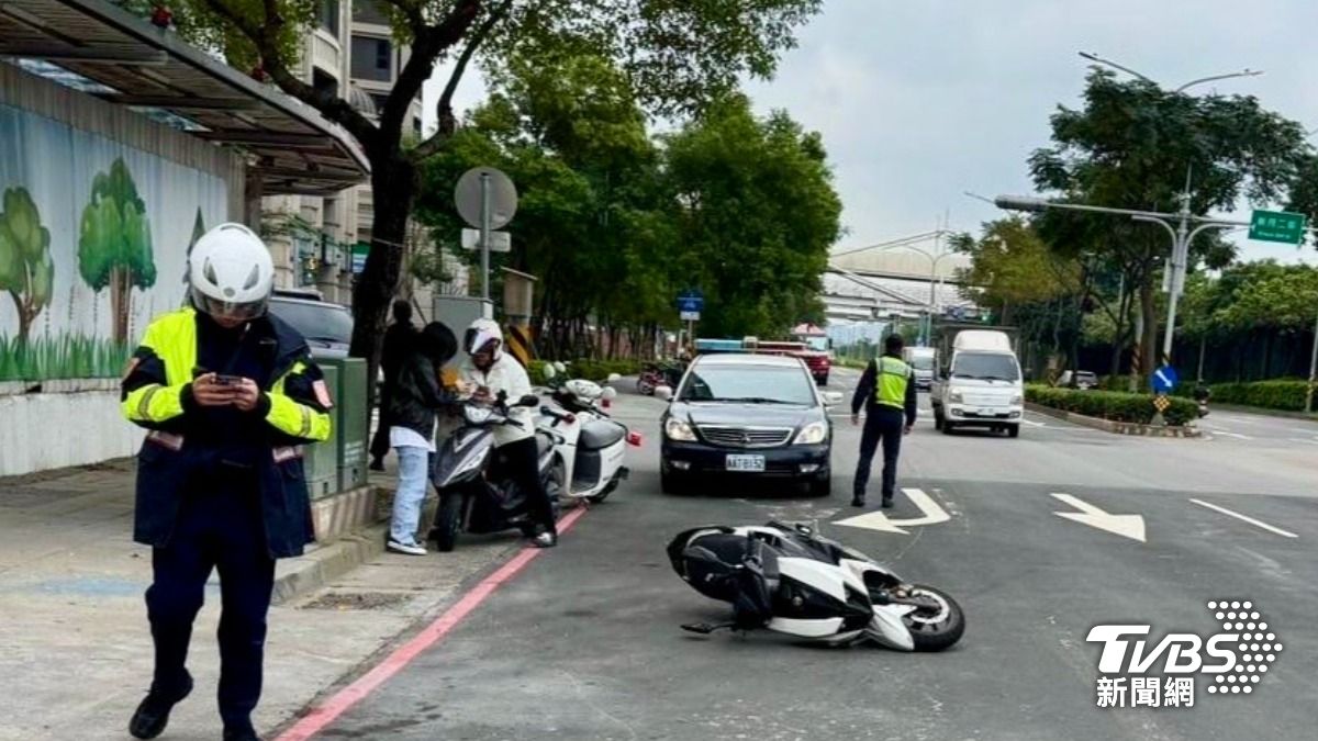 有片/板橋2車擦撞!女大生慘摔翻滾多圈 肇事駕駛溜了