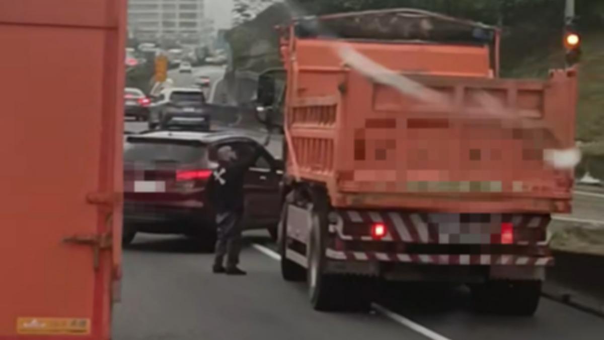 國道「蛇型」對決!休旅車猛切擋砂石車 下車球棒狂砸